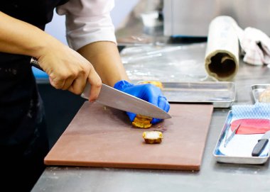 Şef yemek hazırlıyor, mutfakta, aşçı aşçılığı, aşçı dekorasyonu, yakın çekim.