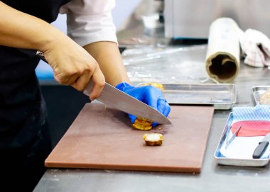 Şef yemek hazırlıyor, mutfakta, aşçı aşçılığı, aşçı dekorasyonu, yakın çekim.