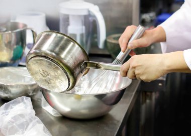 Şef yemek hazırlıyor, mutfakta, aşçı aşçılığı, aşçı dekorasyonu, yakın çekim.