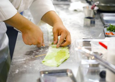 Şef yapımı taze ev yapımı makarna, pişirme İtalyan makarna veya erişte