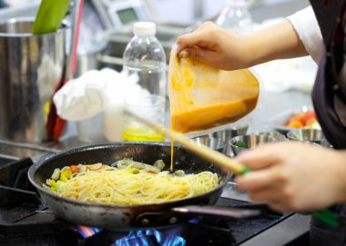 Şef, Şef hazırlanıyor gıda, mutfak, yemek lezzetli spagetti