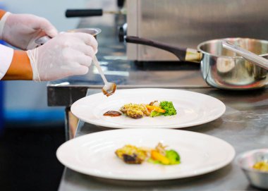 Şef yemek hazırlıyor, mutfakta, aşçı aşçılığı, aşçı dekorasyonu, yakın çekim.