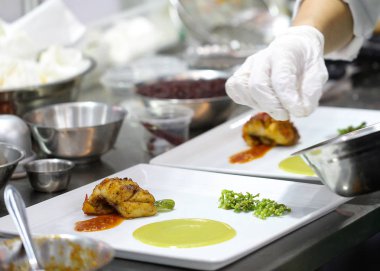 Şef yemek hazırlıyor, mutfakta, aşçı aşçılığı, aşçı dekorasyonu, yakın çekim.