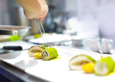 Şef yemek hazırlıyor, mutfakta, aşçı aşçılığı, aşçı dekorasyonu, yakın çekim.