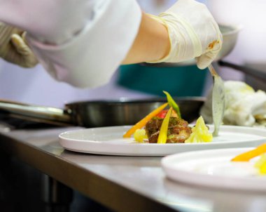 Şef yemek hazırlıyor, mutfakta, aşçı aşçılığı, aşçı dekorasyonu, yakın çekim.