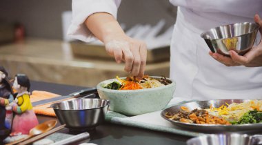 Bibimbap, geleneksel Kore mutfağı bibimbap, Şef Kore gıda, Şef mutfakta yemek hazırlama