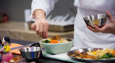 Bibimbap, geleneksel Kore mutfağı bibimbap, Şef Kore gıda, Şef mutfakta yemek hazırlama