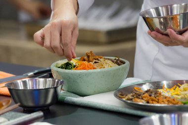 Bibimbap, geleneksel Kore mutfağı bibimbap, Şef Kore gıda, Şef mutfakta yemek hazırlama