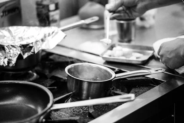 Chef Preparar Comida Refeição Cozinha Cozinhar Chef Prato Decoração Chef — Fotografia de Stock