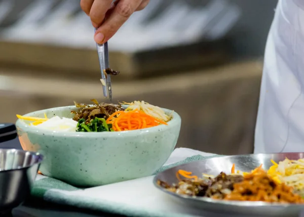 Bibimbap Tradiční Korejské Kuchyně Pibimbap Šéfkuchař Připravuje Korejské Jídlo Kuchař — Stock fotografie