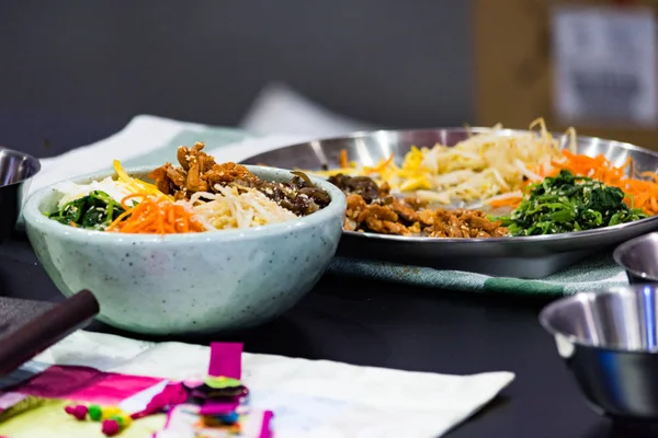 Bibimbap Cozinha Tradicional Coreana Bibimbap Chef Preparando Comida Coreana Cozinheiro — Fotografia de Stock