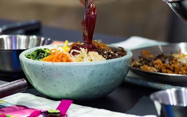 Bibimbap Традиционная Корейская Кухня Bibimbap Шеф Повар Готовит Корейскую Еду — стоковое фото