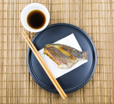 Lezzetli kızarmış balık, çıtır çıtır kızarmış balık Asya tarzı