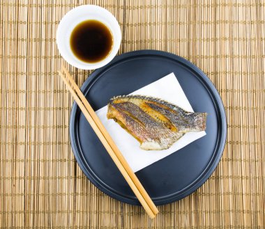 Lezzetli kızarmış balık, çıtır çıtır kızarmış balık Asya tarzı