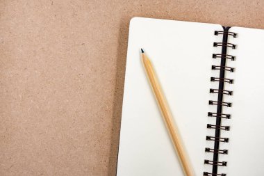 Kitap ve kalem üst görünümden, arka ofis Resepsiyon kavramının kağıt üzerinde