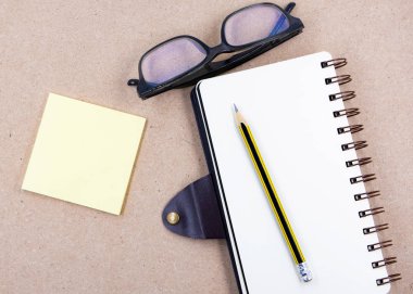Kitap ve kalem üst görünümden, arka ofis Resepsiyon kavramının kağıt üzerinde