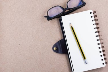Kitap ve kalem üst görünümden, arka ofis Resepsiyon kavramının kağıt üzerinde