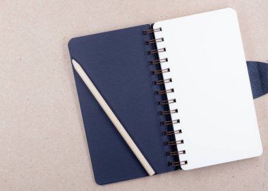 Kitap ve kalem üst görünümden, arka ofis Resepsiyon kavramının kağıt üzerinde