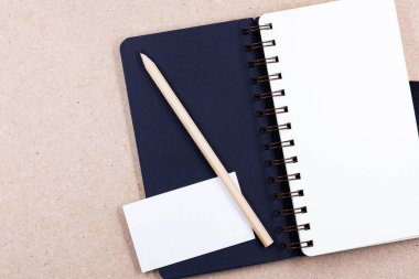 Kitap ve kalem üst görünümden, arka ofis Resepsiyon kavramının kağıt üzerinde