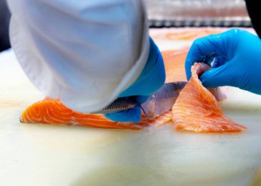 Şef ham taze somon, bir kesme tahtası üzerinde taze somon hazırlama Şef Dilimleme