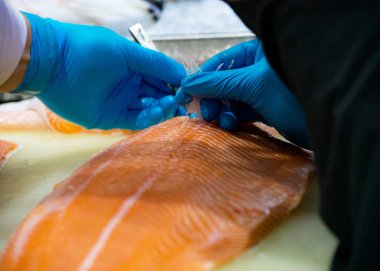 Şef ham taze somon, bir kesme tahtası üzerinde taze somon hazırlama Şef Dilimleme