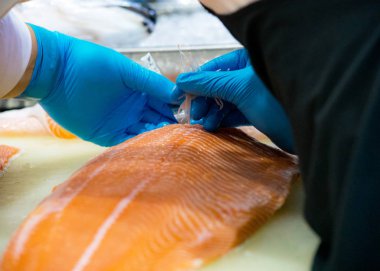 Şef ham taze somon, bir kesme tahtası üzerinde taze somon hazırlama Şef Dilimleme