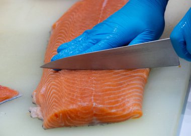 Şef ham taze somon, bir kesme tahtası üzerinde taze somon hazırlama Şef Dilimleme