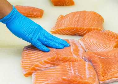 Şef ham taze somon, bir kesme tahtası üzerinde taze somon hazırlama Şef Dilimleme