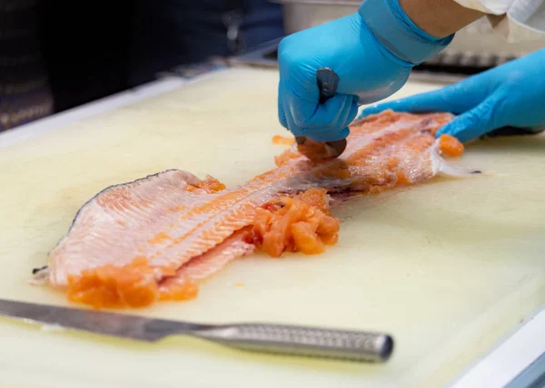 Chef Slicing Raw Fresh Salmon Chef Preparing Fresh Salmon Cutting — Stock Photo, Image