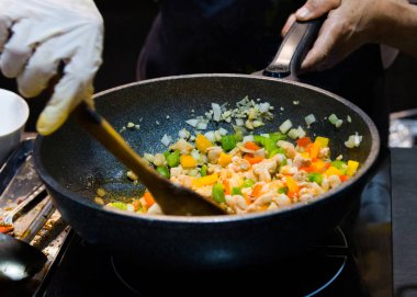 Mutfakta, Şef yemek yiyecek tavada kızarmış sebze karıştırın