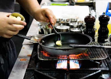 Şef yemek hazırlıyor, mutfakta, aşçı aşçılığı, aşçı dekorasyonu, yakın çekim.