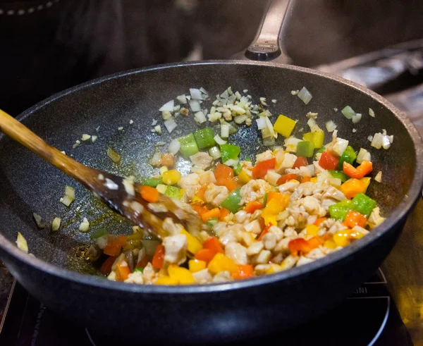 Koch Kocht Essen Der Küche Rührt Gebratenes Gemüse Der Pfanne — Stockfoto