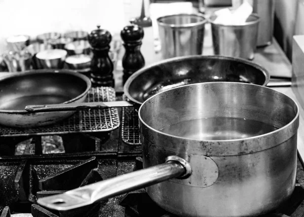 Panelas Aço Utensílios Cozinha Aço Inoxidável Preto Branco Cozinhar Fogão — Fotografia de Stock