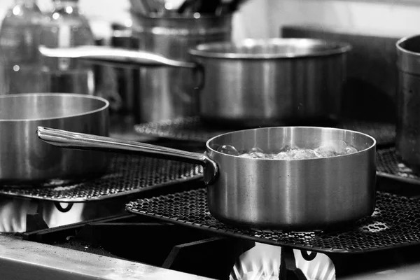 ステンレス鋼の台所用品 白の調理 調理用ストーブ — ストック写真