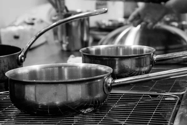 Panelas Aço Utensílios Cozinha Aço Inoxidável Preto Branco Cozinhar Fogão — Fotografia de Stock