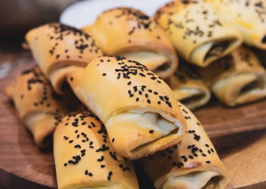 puf böreği ev yapımı ahşap oyun tahtası