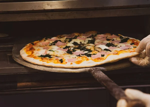 Şef mutfak leziz pizzalar hazırlar — Stok fotoğraf