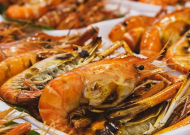 Izgara karides ve deniz ürünleri soslar ile yanmak, ızgara üzerinde t karides