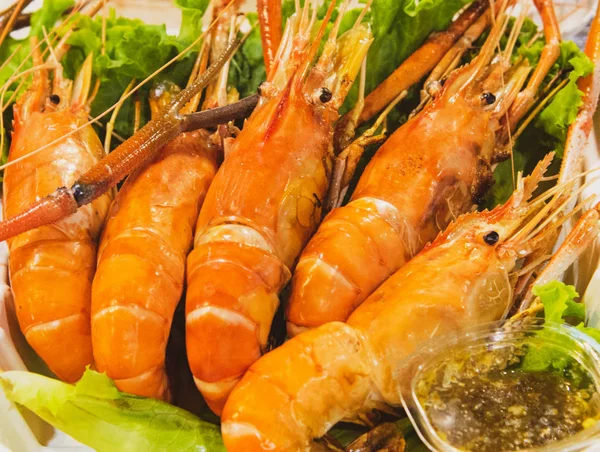 Grilované krevety a vypálit s rybí omáčky, grilované krevety na t — Stock fotografie