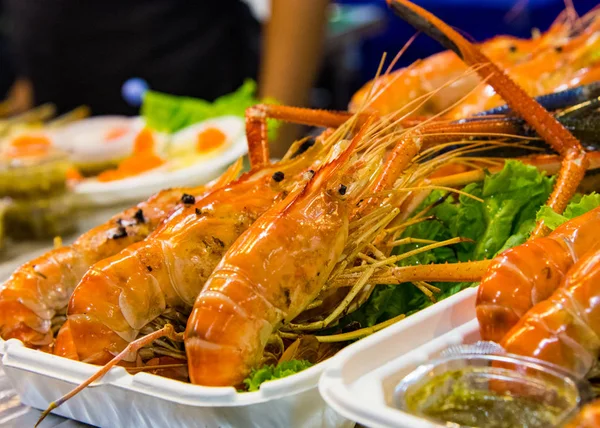 Gamberetti alla griglia e bruciare con salse di mare, Gamberetti alla griglia su t — Foto Stock