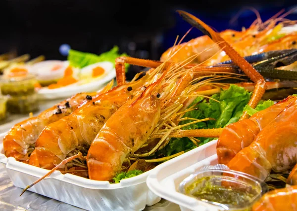 Gamberetti alla griglia e bruciare con salse di mare, Gamberetti alla griglia su t — Foto Stock