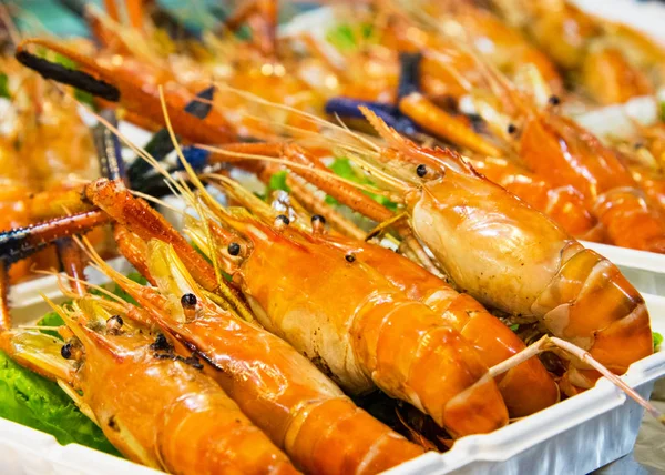 Gamberetti alla griglia e bruciare con salse di mare, Gamberetti alla griglia su t — Foto Stock