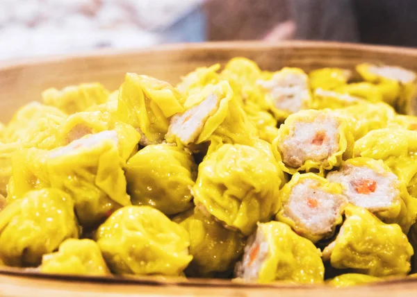 点心热从蒸, 中国蒸虾或猪肉饺子 — 图库照片