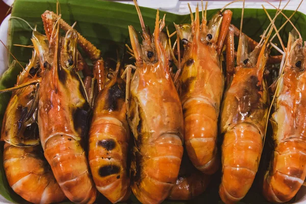 Grilované krevety a vypálit s rybí omáčky, grilované krevety na t — Stock fotografie