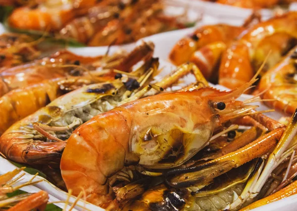 Gamberetti alla griglia e bruciare con salse di mare, Gamberetti alla griglia su t — Foto Stock