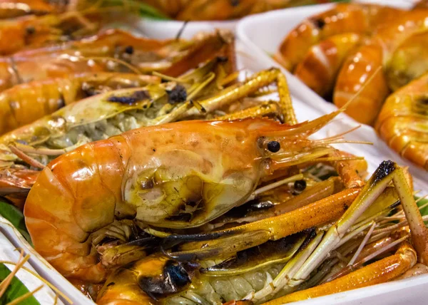 Gamberetti alla griglia e bruciare con salse di mare, Gamberetti alla griglia su t — Foto Stock