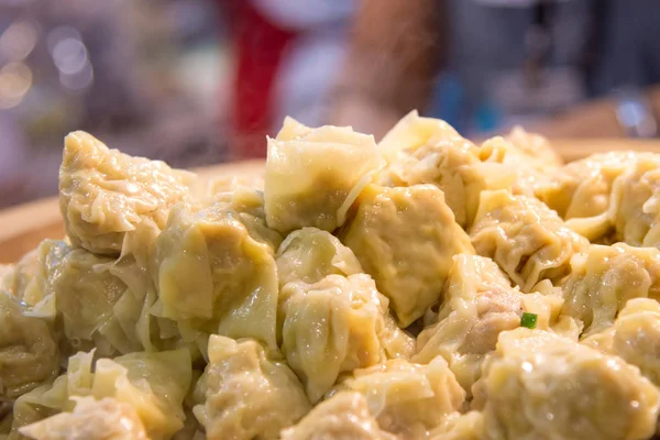 Somma fioca calda da cottura a vapore, gamberetti al vapore cinesi o gnocchi di maiale — Foto Stock