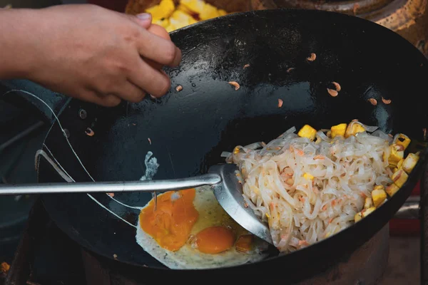 Thai Street Fast Food in heißer Pfanne, Pad Thai Thai Nudeln — Stockfoto