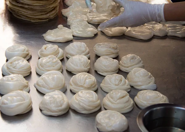 Fabricación de Roti Canai, proceso de cocción, calle tradicional india —  Fotos de Stock