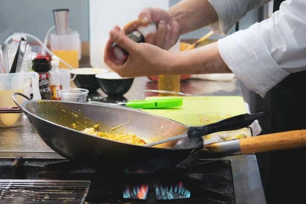 Chef cocinando con llama en una sartén en una estufa de cocina, Chef — Foto de Stock